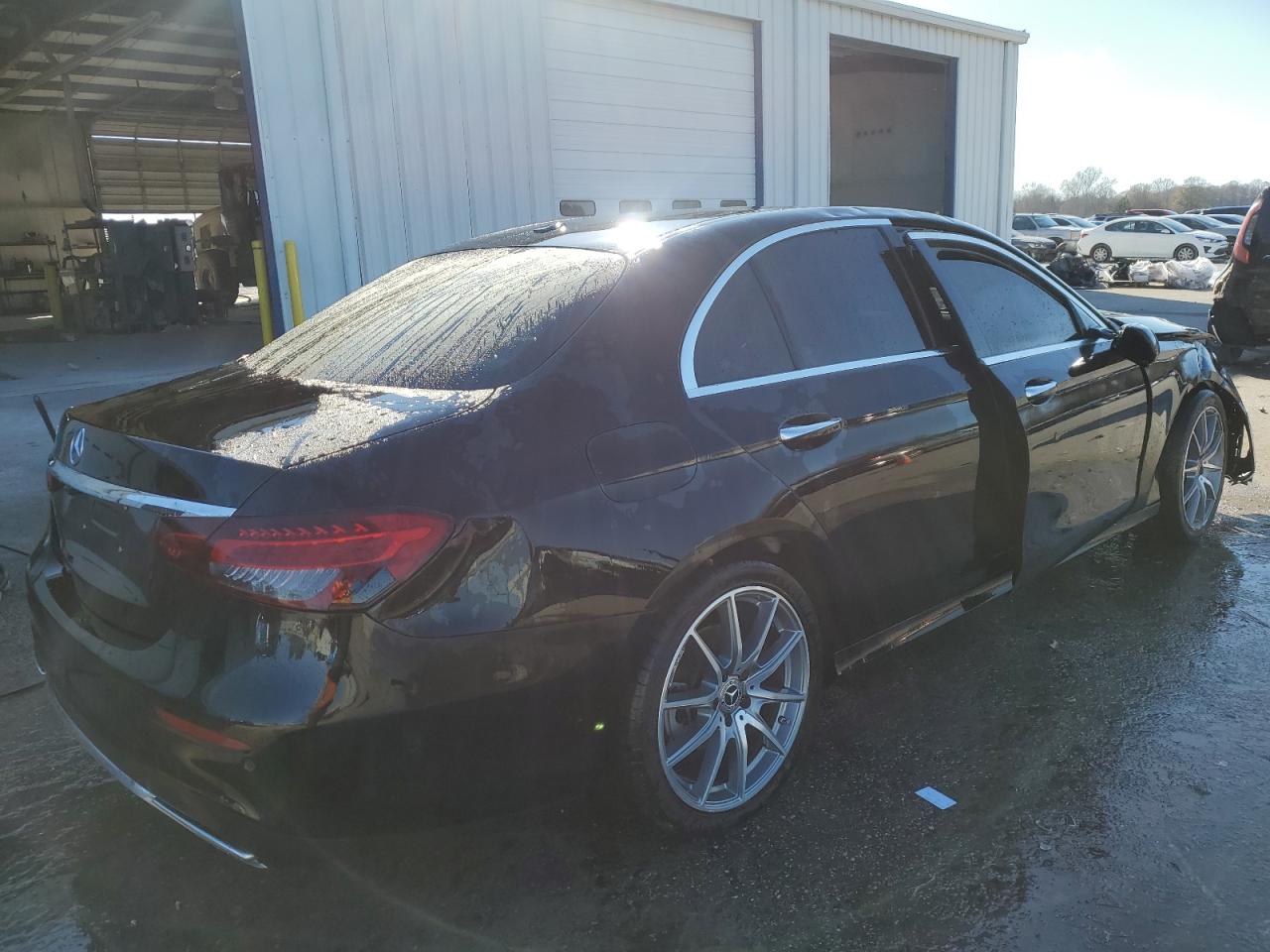 2022 Mercedes-Benz E-klasse VIN W1KZF8DB2NB089264 Copart auction photo, front end / side damage thumbnail 3