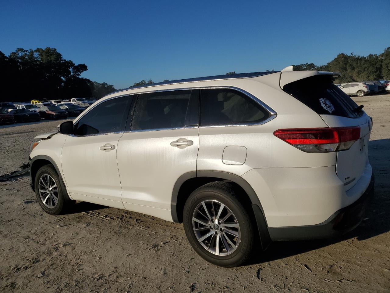 2017 Toyota Highlander VIN 5TDJZRFH8HS413885 Copart auction photo, front end / side damage thumbnail 2
