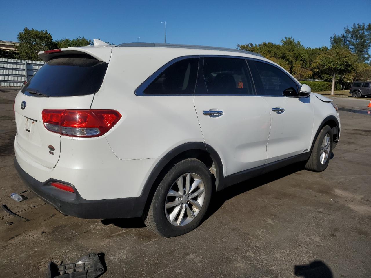 2016 KIA Sorento VIN 5XYPGDA32GG046525 Copart auction photo, normal wear damage thumbnail 3
