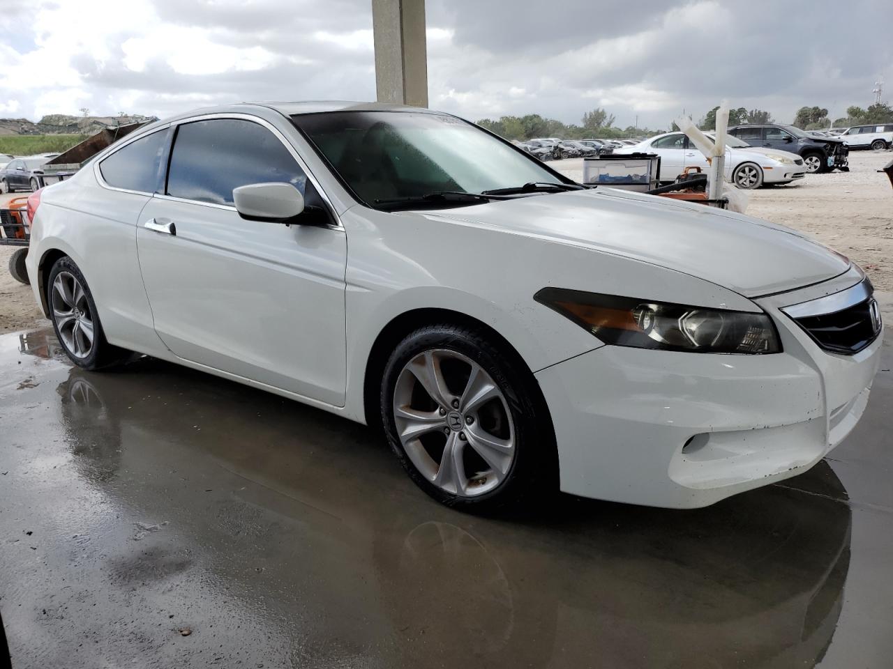 2011 Honda Accord VIN 1HGCS2B81BA005745 Copart auction photo, normal wear / minor dent/scratches damage thumbnail 4