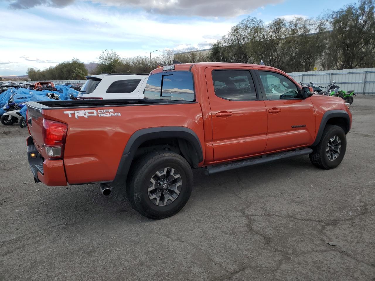 2017 Toyota Tacoma VIN 3TMAZ5CNXHM049083 Copart auction photo, side damage thumbnail 3