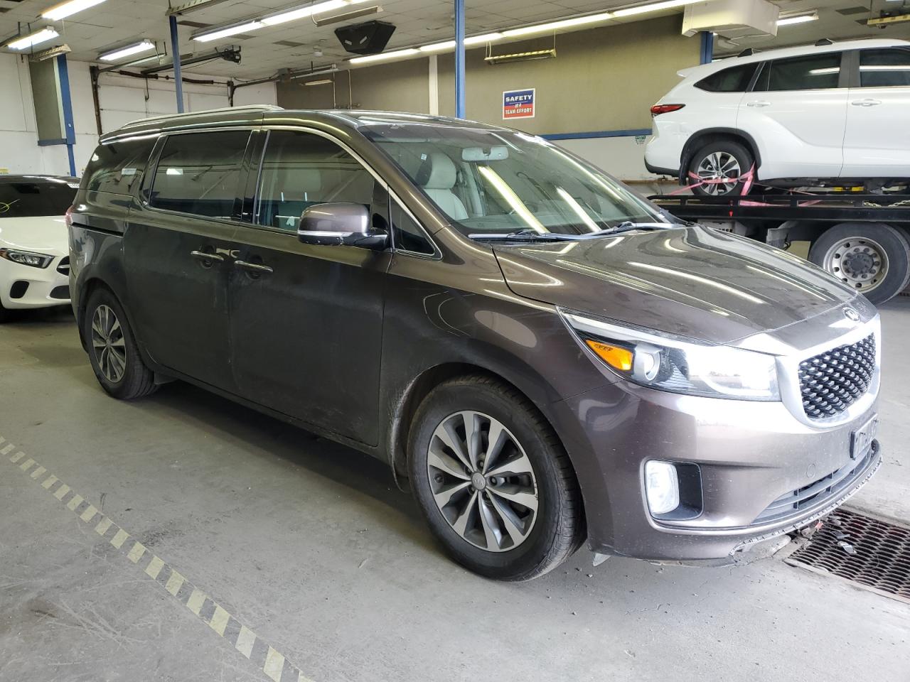2016 KIA Sedona VIN KNDMC5C1XG6170884 Copart auction photo, front end damage thumbnail 4