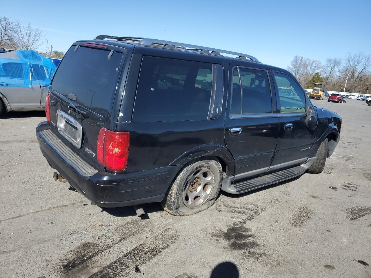 2001 Lincoln Navigator VIN 5LMFU28R41LJ22107 Copart auction photo, front end / undercarriage damage thumbnail 3