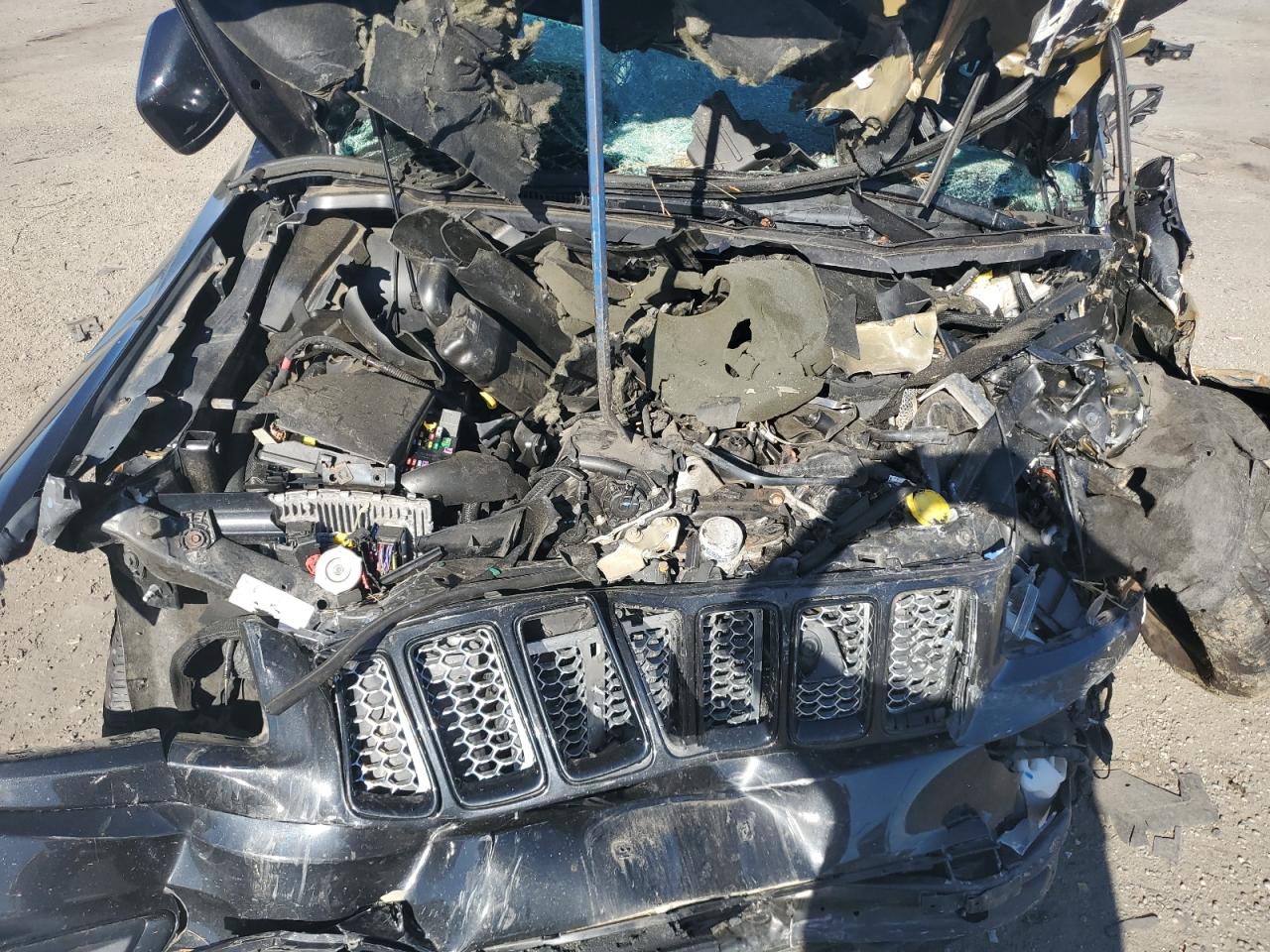 2015 Jeep Grand Cherokee VIN 1C4RJFAG0FC134873 Copart auction photo, front end / side damage thumbnail 7