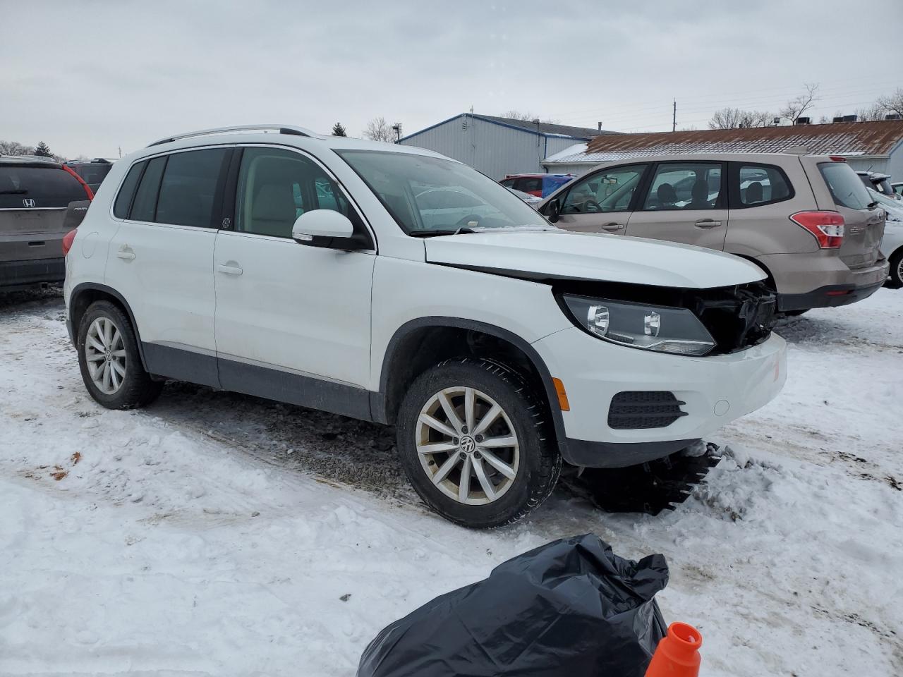 2017 Volkswagen Tiguan VIN WVGRV7AX6HW506983 Copart auction photo, vandalism / front end damage thumbnail 4