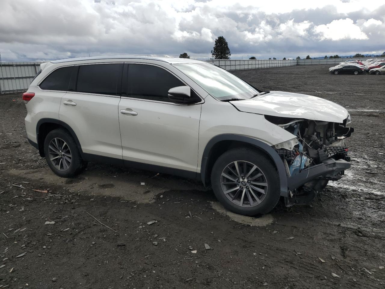 2019 Toyota Highlander VIN 5TDJZRFH0KS574514 Copart auction photo, front end damage thumbnail 4