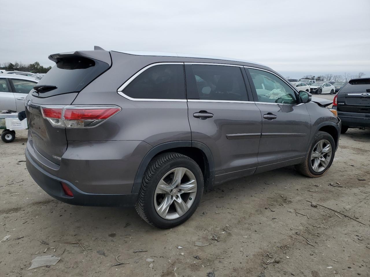 2015 Toyota Highlander VIN 5TDYKRFH8FS062217 Copart auction photo, front end / minor dent/scratches damage thumbnail 3