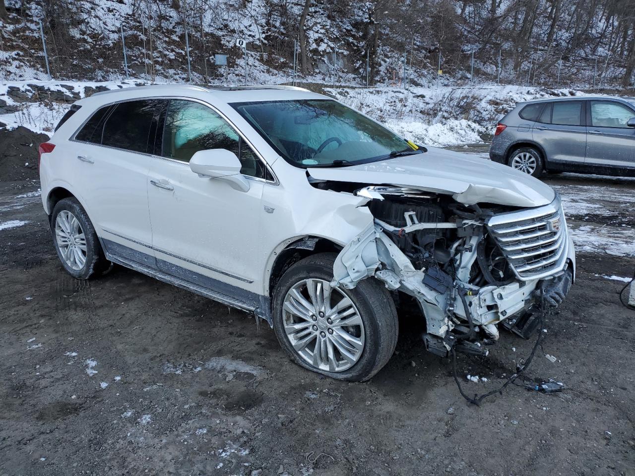 2018 Cadillac XT5 VIN 1GYKNGRS3JZ173526 Copart auction photo, front end / minor dent/scratches damage thumbnail 4