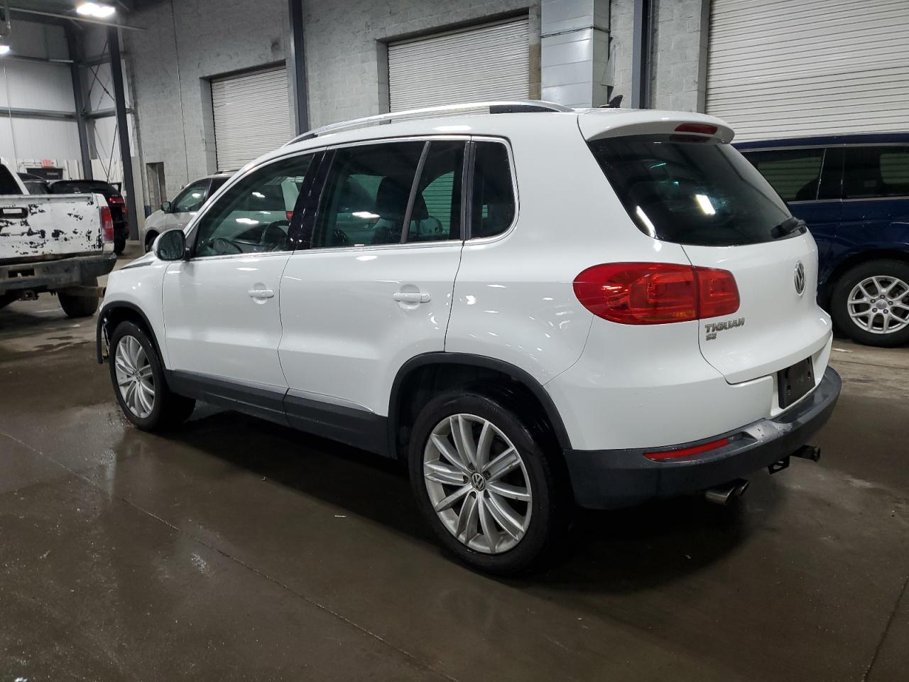 2016 Volkswagen Tiguan VIN WVGBV7AX9GW579555 Copart auction photo, front end / rear end damage thumbnail 2