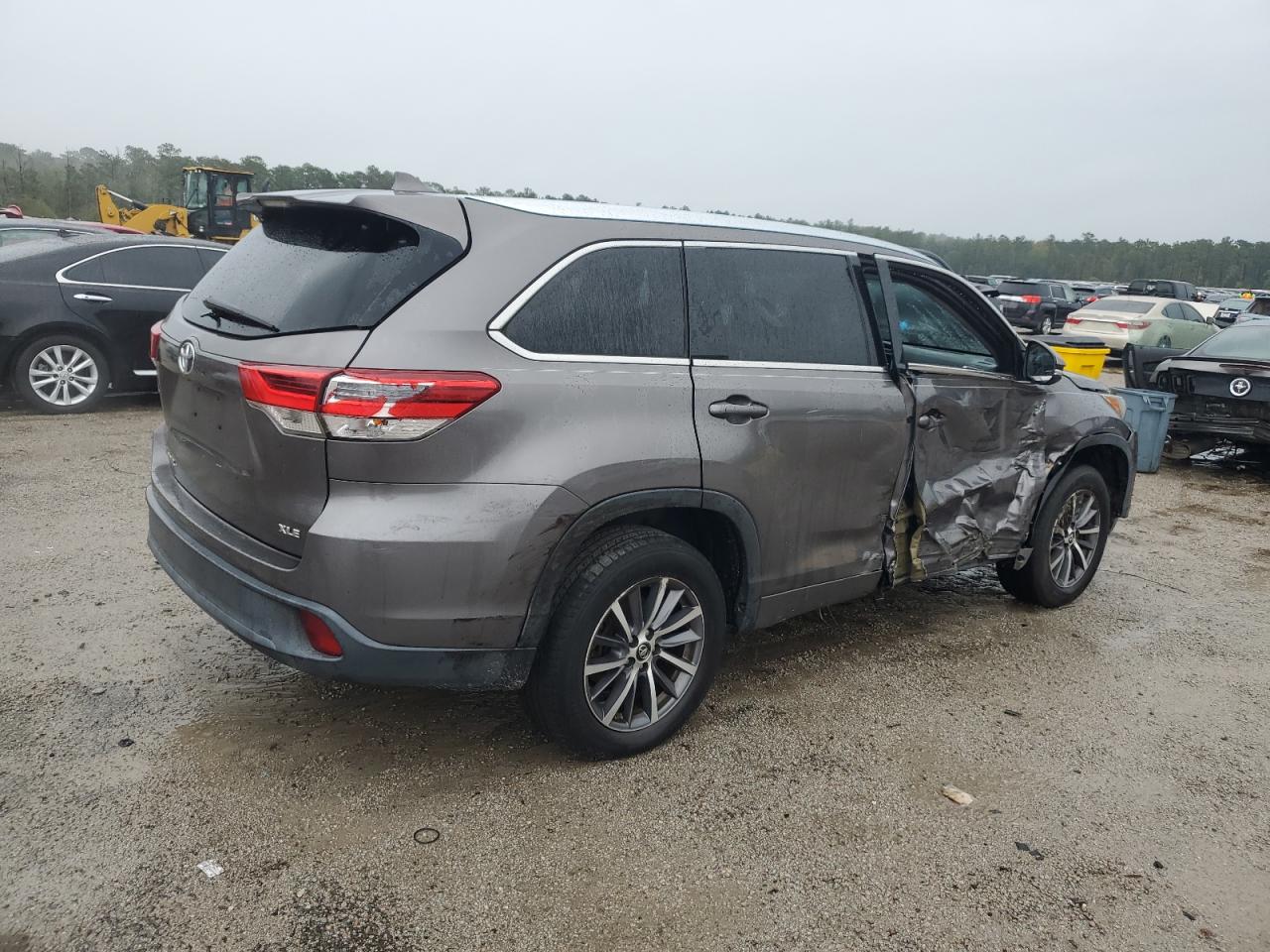 2018 Toyota Highlander VIN 5TDKZRFH5JS540491 Copart auction photo, side damage thumbnail 3