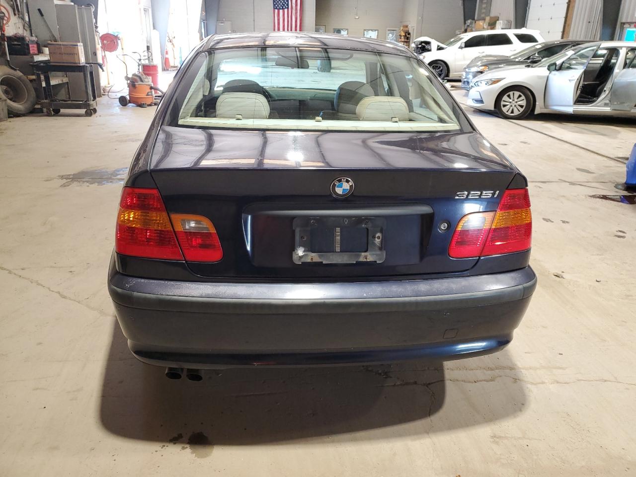 2002 BMW 3er VIN WBAEV33422KL78011 Copart auction photo, minor dent/scratches damage thumbnail 6