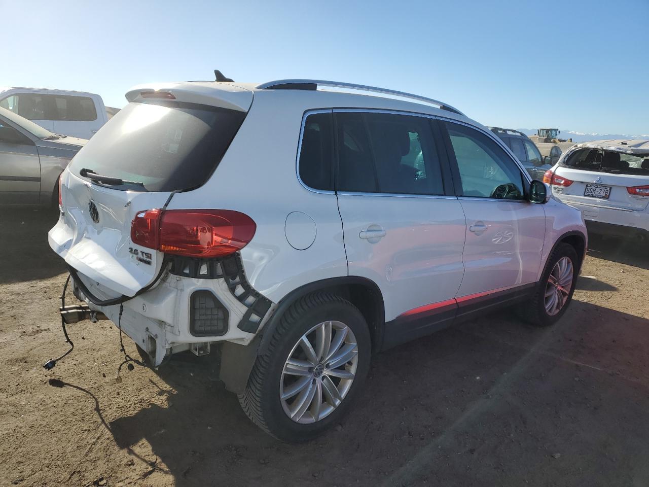 2015 Volkswagen Tiguan VIN WVGBV7AXXFW116256 Copart auction photo, rear end / minor dent/scratches damage thumbnail 3