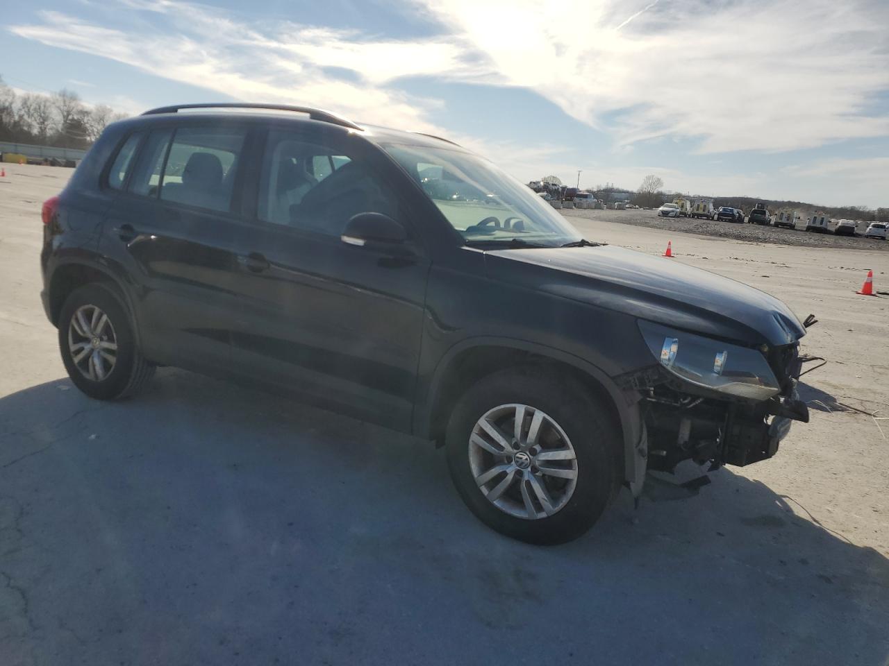 2017 Volkswagen Tiguan VIN WVGBV7AX6HK027911 Copart auction photo, front end damage thumbnail 4
