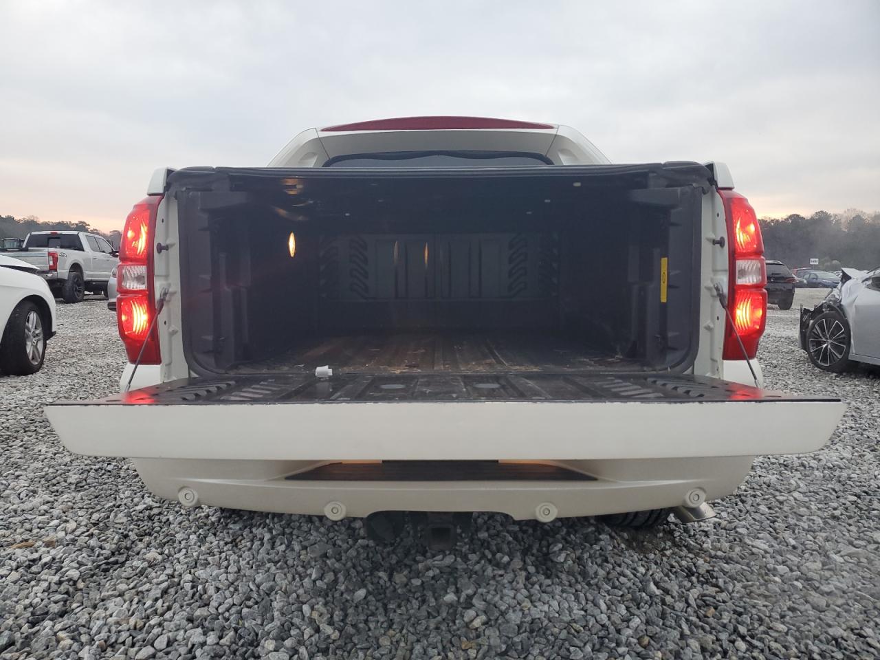 2011 Chevrolet Avalanche VIN 3GNTKGE36BG334977 Copart auction photo, side / minor dent/scratches damage thumbnail 6