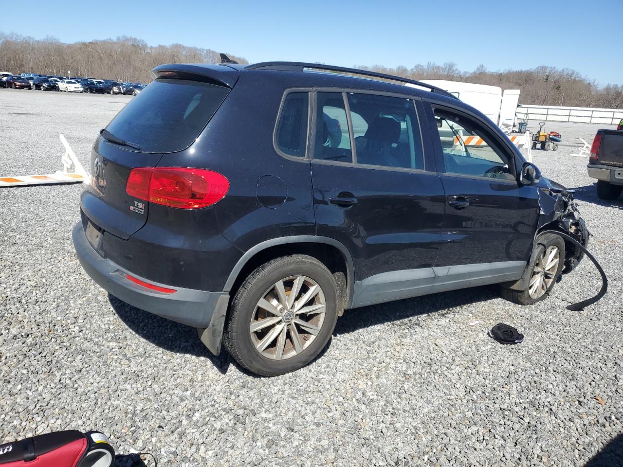 2017 Volkswagen Tiguan VIN WVGBV7AX1HK045104 Copart auction photo, front end / minor dent/scratches damage thumbnail 3