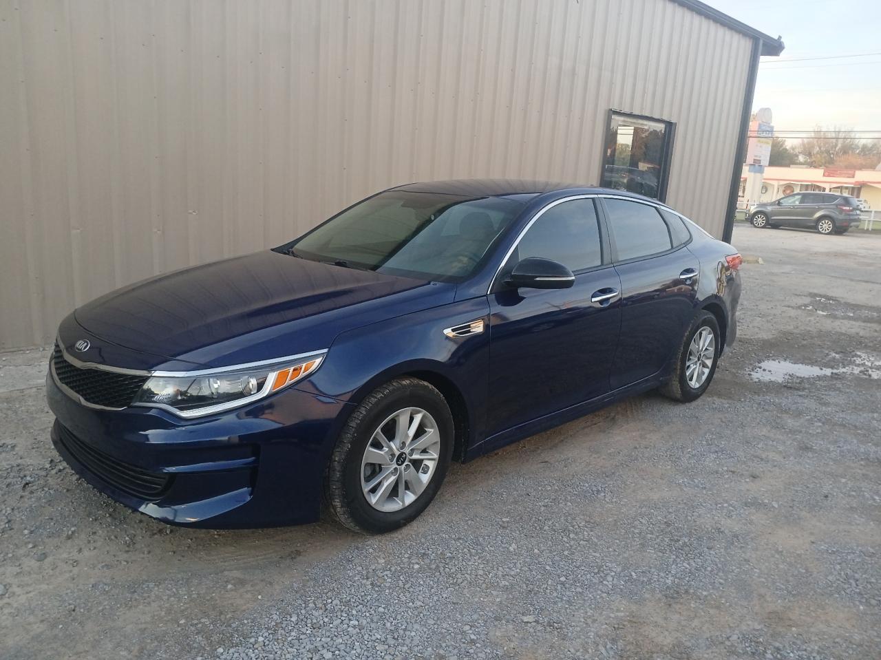2018 KIA Optima VIN 5XXGT4L3XJG250154 Copart auction photo, minor dent/scratches / normal wear damage thumbnail 2