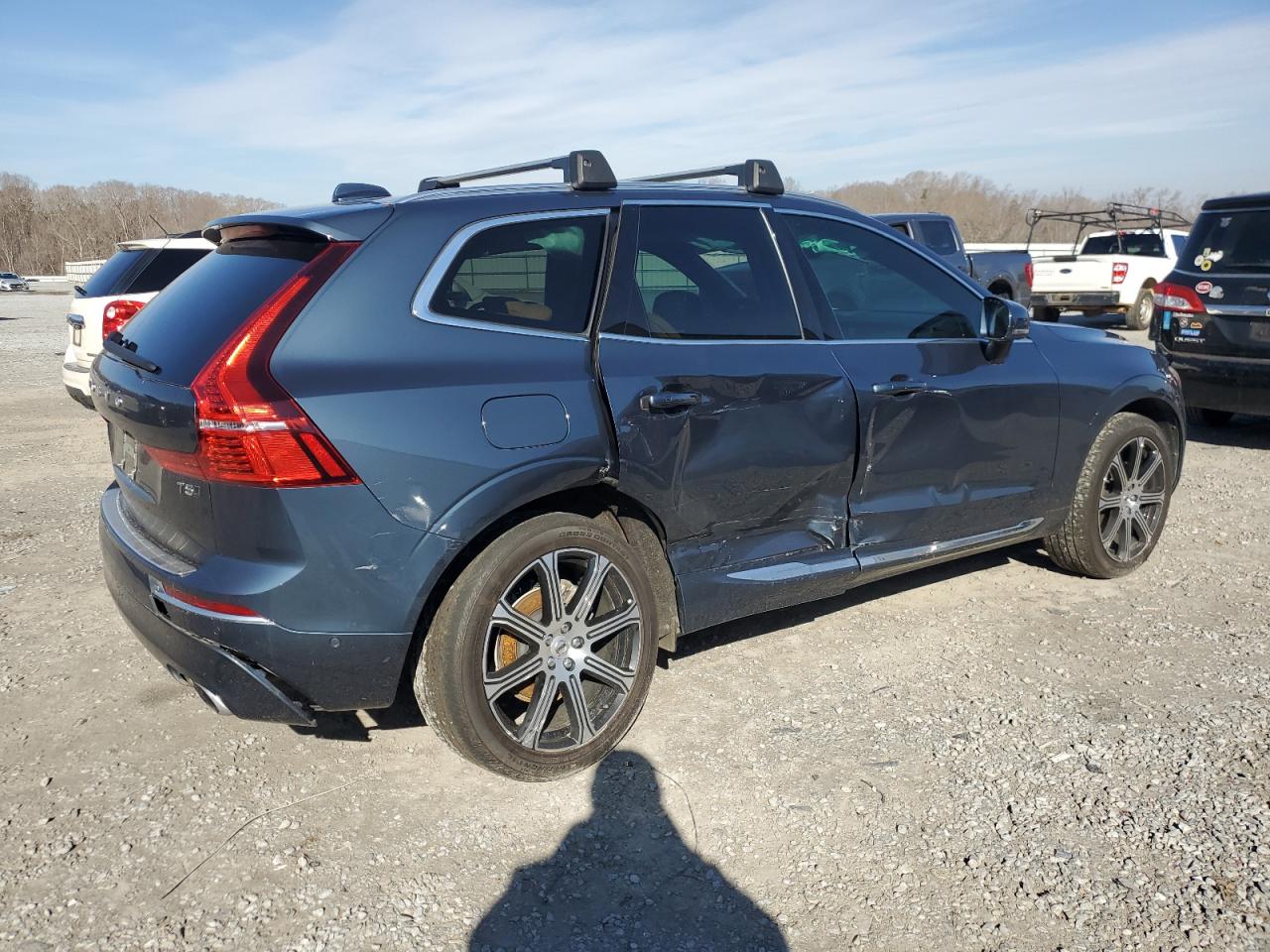 2021 Volvo XC60 VIN YV4102RL0M1810822 Copart auction photo, side / rear end damage thumbnail 3