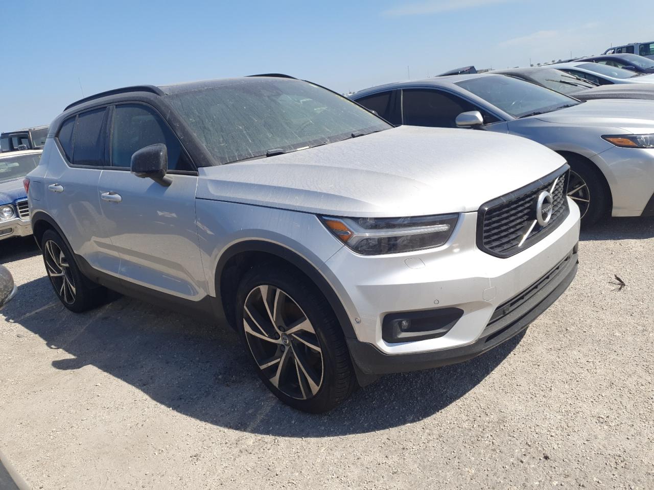 2019 Volvo XC40 VIN YV4162UM9K2155842 Copart auction photo, water/flood / minor dent/scratches damage thumbnail 4
