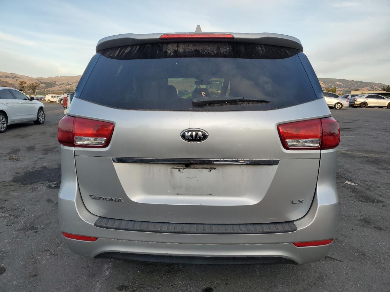 2017 KIA Sedona VIN KNDMB5C12H6231343 Copart auction photo, vandalism / minor dent/scratches damage thumbnail 6