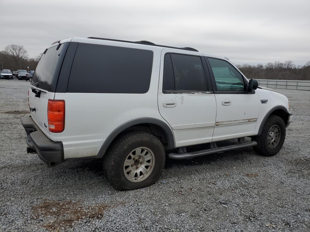 2002 Ford Expedition VIN 1FMPU16L62LA01810 Copart auction photo, front end / rear end damage thumbnail 3