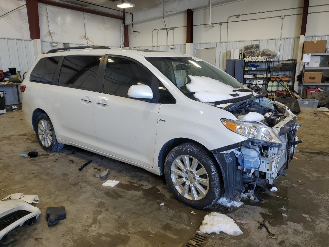 2017 Toyota Sienna VIN 5TDDZ3DC3HS153011 Copart auction photo, front end damage thumbnail 4