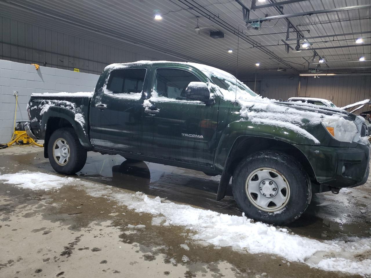 2014 Toyota Tacoma VIN 3TMLU4EN9EM136595 Copart auction photo, rear end / minor dent/scratches damage thumbnail 4