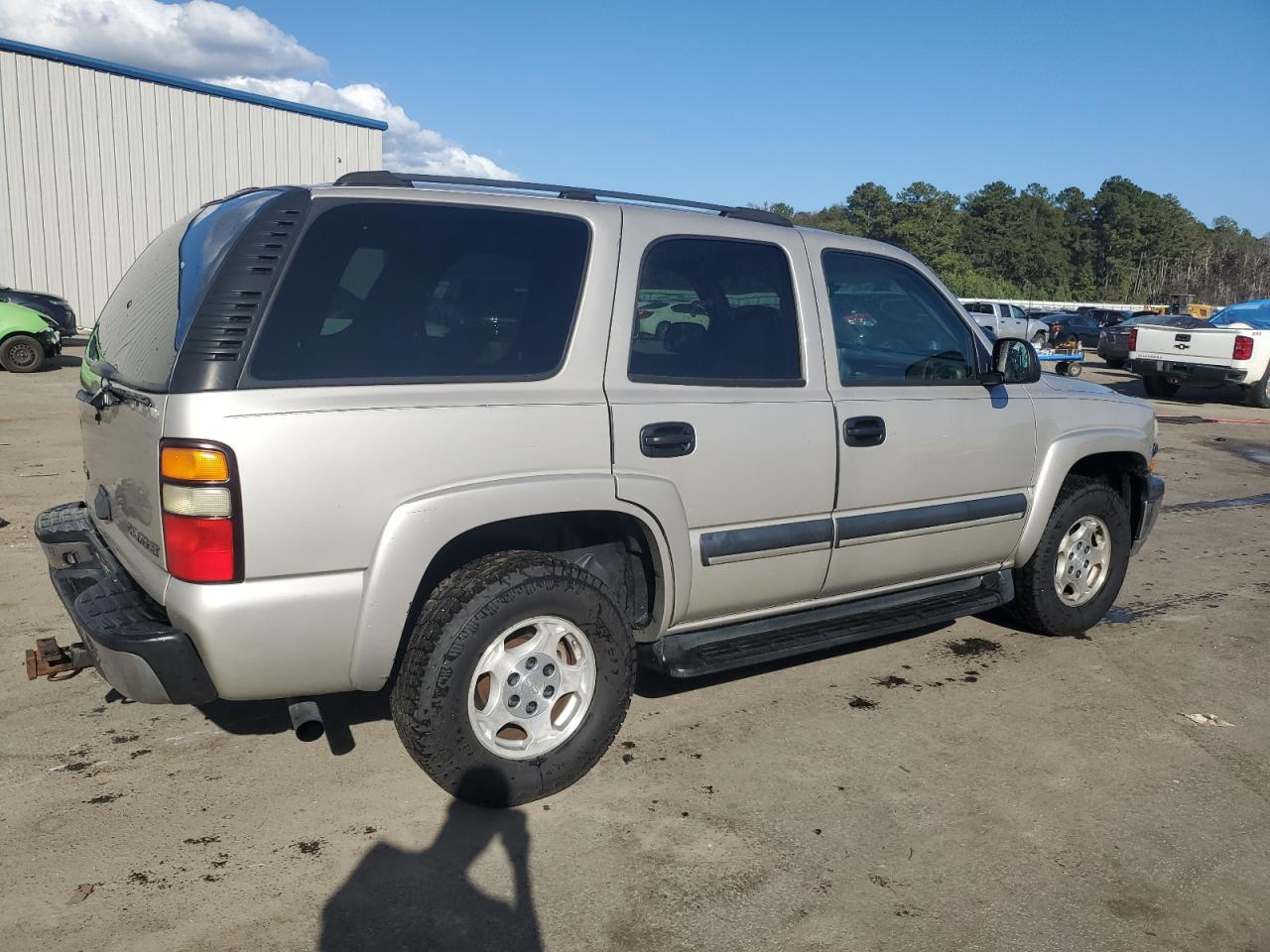 2004 Chevrolet Tahoe VIN 1GNEK13VX4R127084 Copart auction photo, water/flood damage thumbnail 3