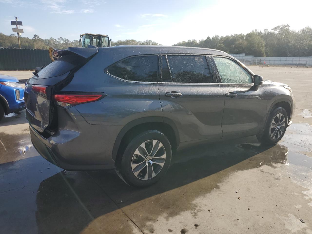 2022 Toyota Highlander VIN 5TDGZRAH7NS556775 Copart auction photo, top/roof / minor dent/scratches damage thumbnail 3