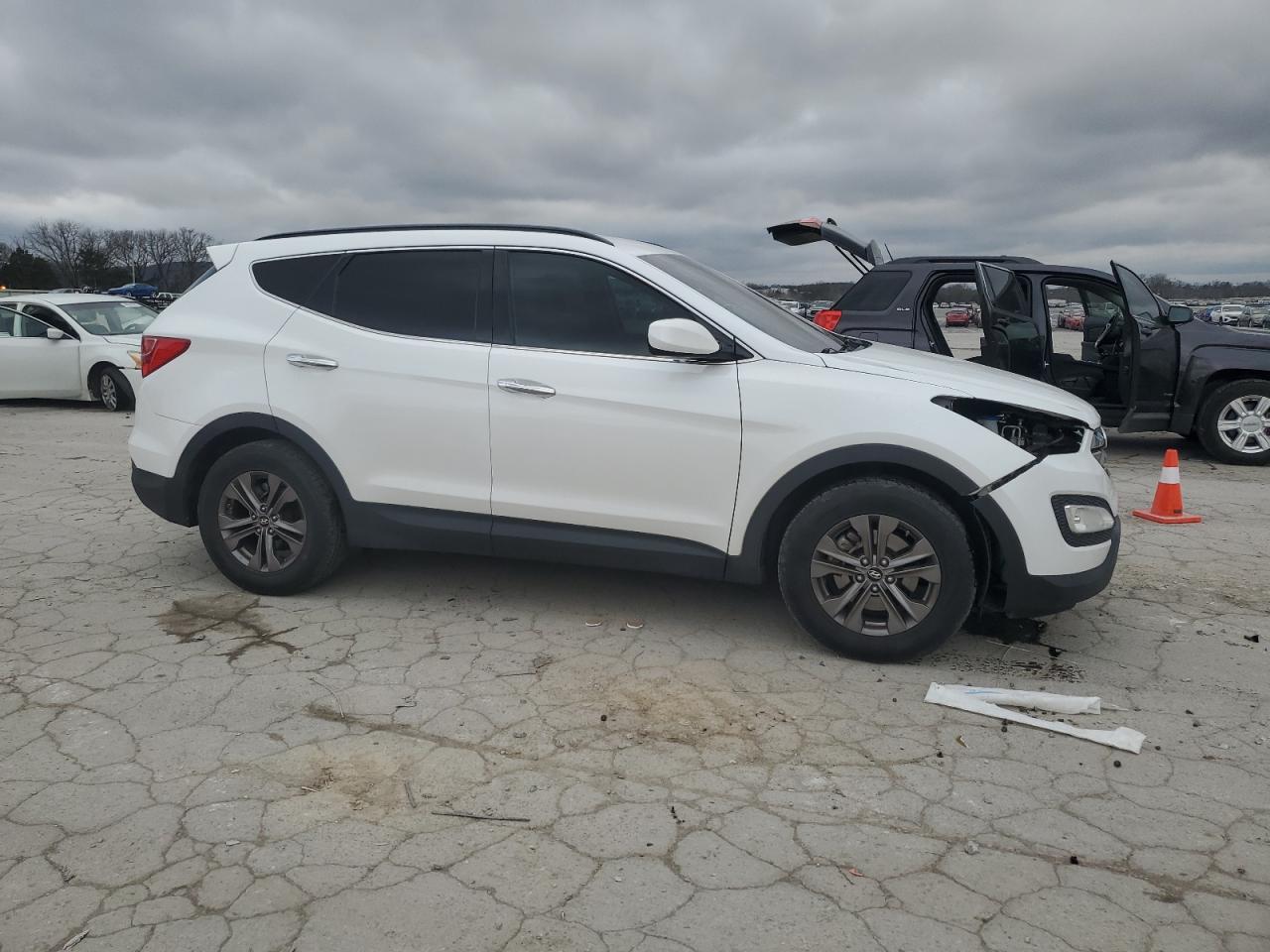 2015 Hyundai Santa Fe VIN 5XYZU3LB2FG237408 Copart auction photo, front end damage thumbnail 4