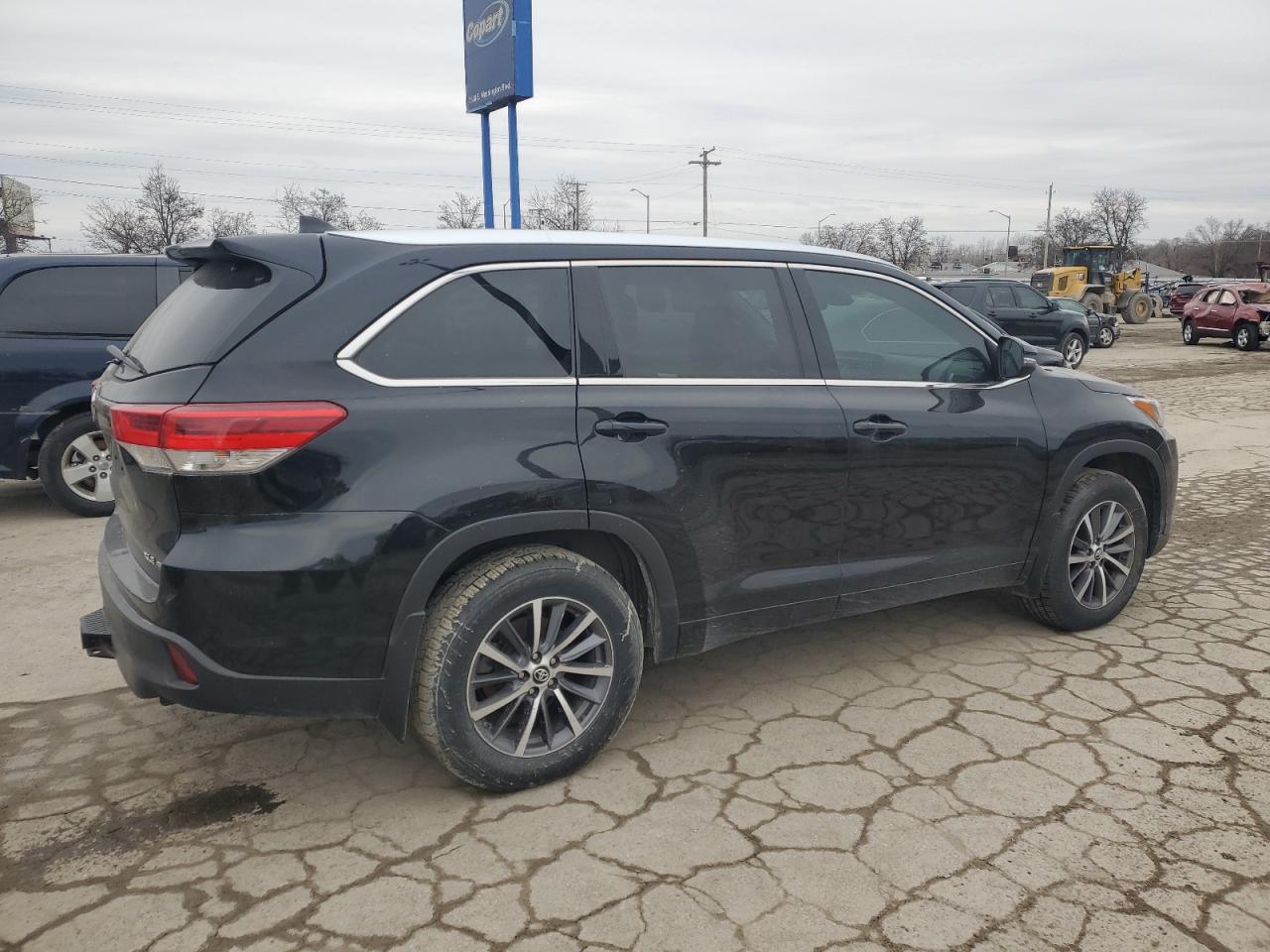 2017 Toyota Highlander VIN 5TDJZRFH4HS367584 Copart auction photo, mechanical damage thumbnail 3