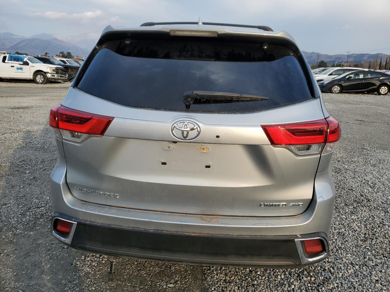 2018 Toyota Highlander VIN 5TDDZRFH7JS890665 Copart auction photo, front end damage thumbnail 6