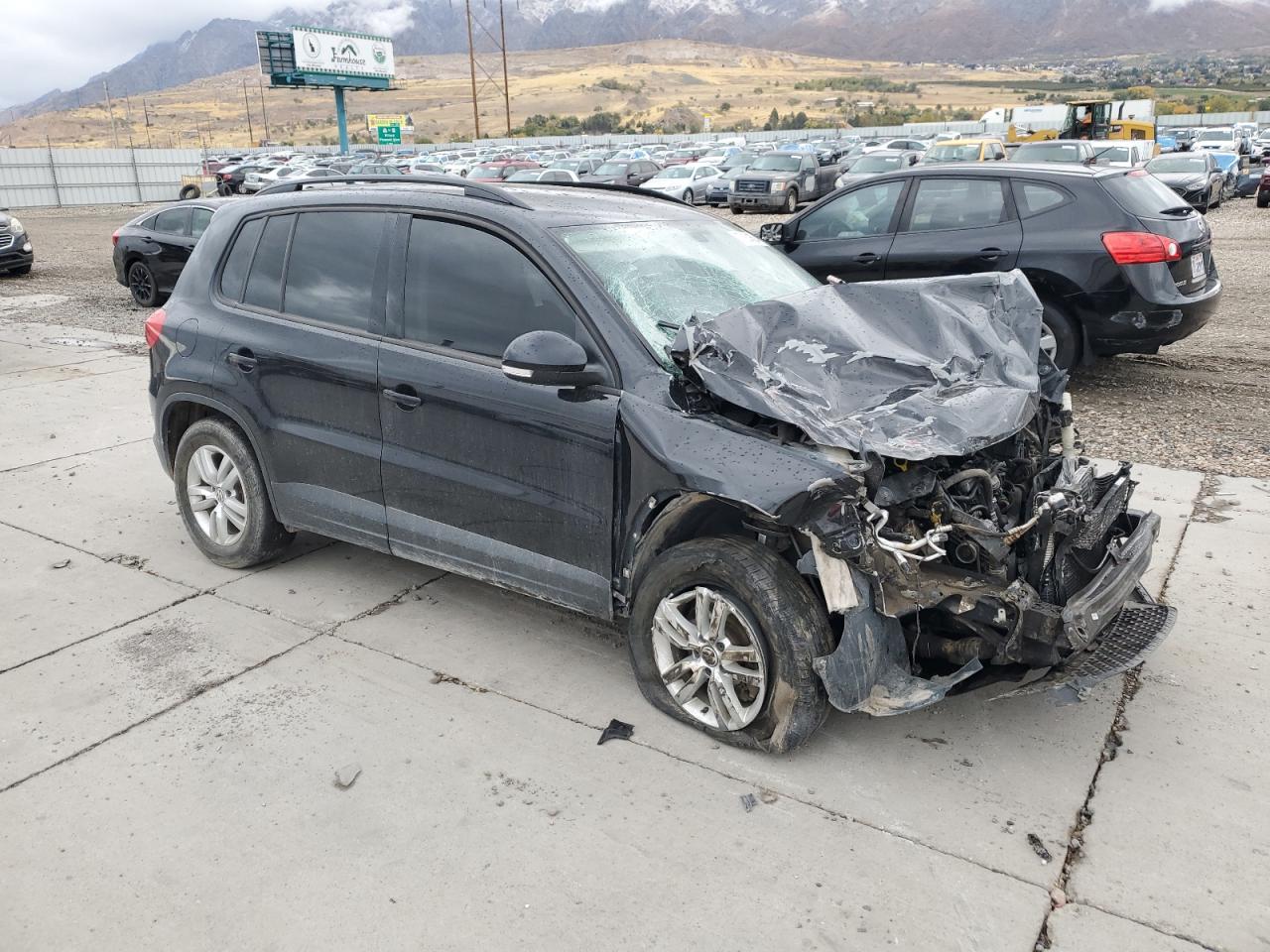 2017 Volkswagen Tiguan VIN WVGBV7AX8HK037629 Copart auction photo, front end damage thumbnail 4