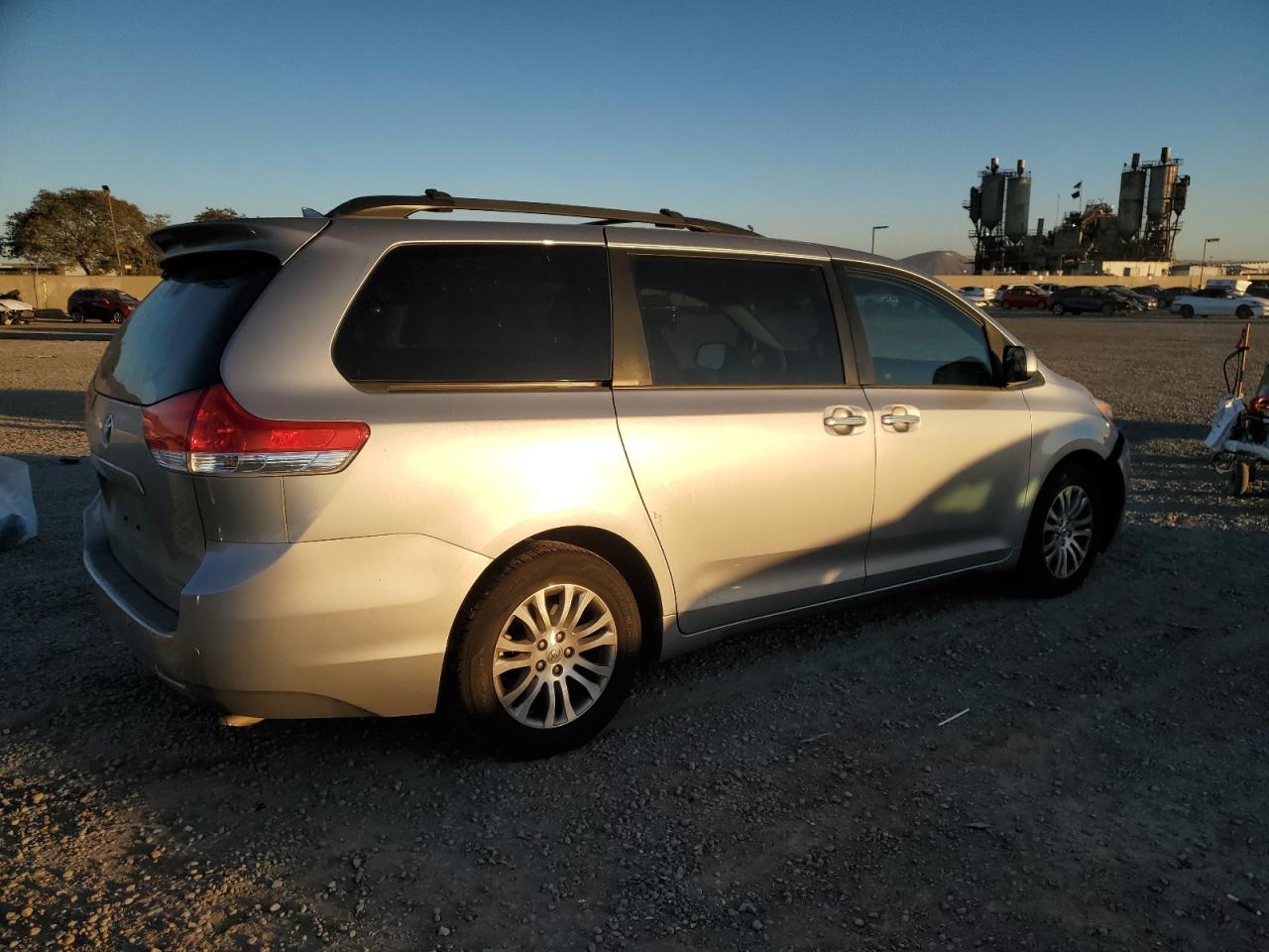 2013 Toyota Sienna VIN 5TDYK3DCXDS361130 Copart auction photo, front end damage thumbnail 3