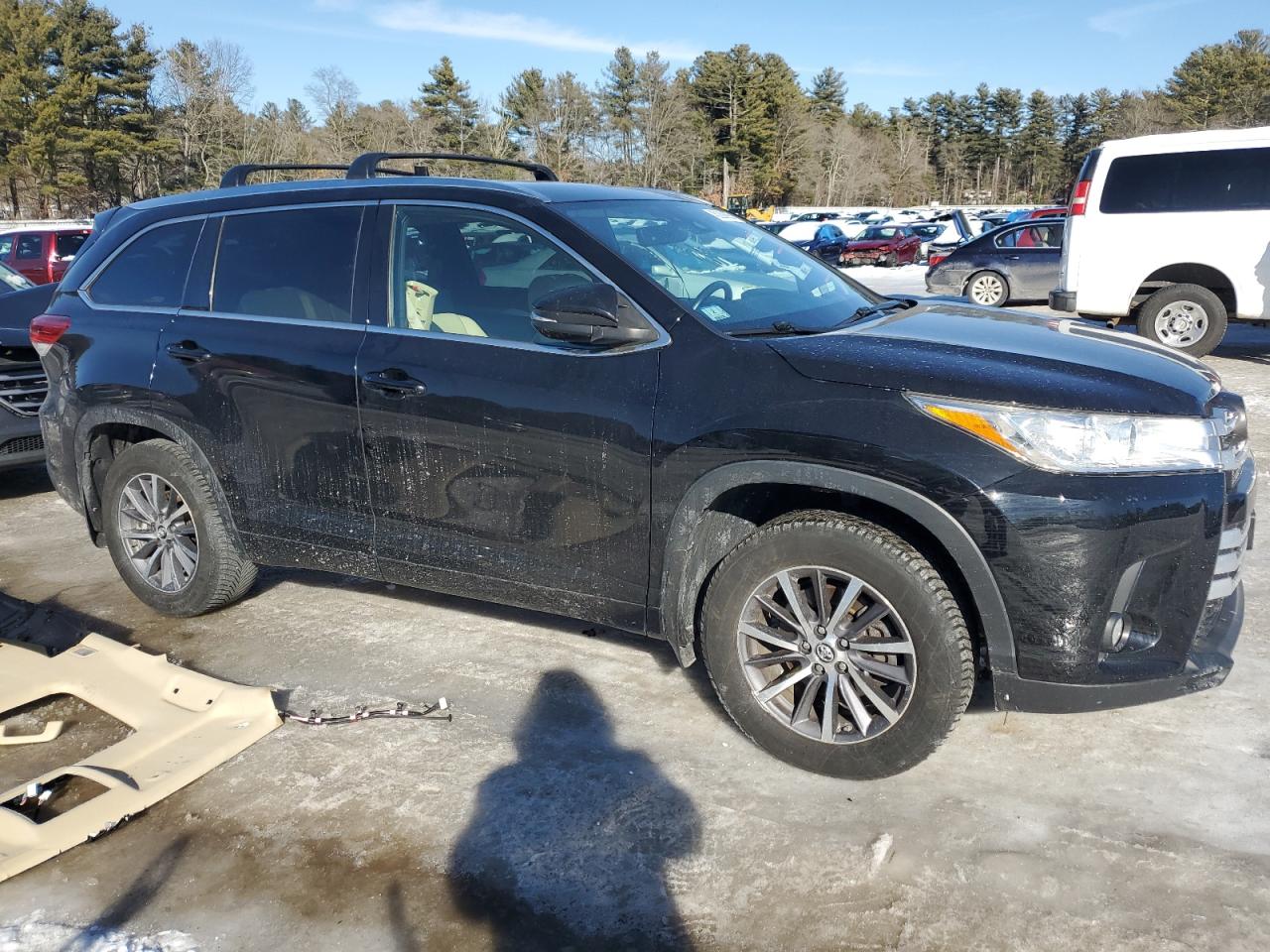 2017 Toyota Highlander VIN 5TDJZRFH3HS368810 Copart auction photo, water/flood damage thumbnail 4