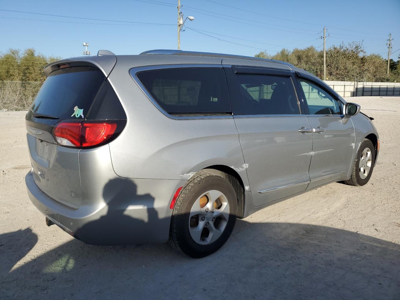 2017 Chrysler Pacifica VIN 2C4RC1EGXHR616381 Copart auction photo, front end / minor dent/scratches damage thumbnail 3