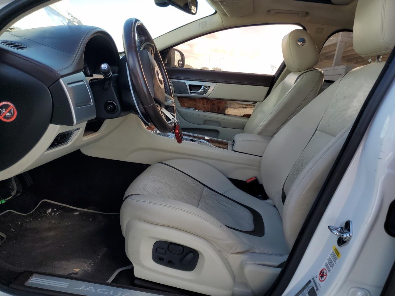 2015 Jaguar XF VIN SAJWA0F74F8U57935 Copart auction photo, rear end / minor dent/scratches damage thumbnail 7
