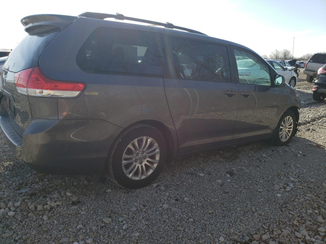 2011 Toyota Sienna VIN 5TDYK3DC5BS118256 Copart auction photo, front end / side damage thumbnail 3
