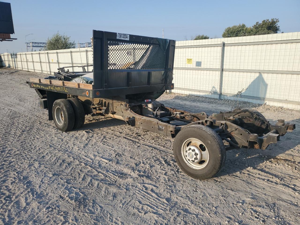 2005 Chevrolet Silverado VIN 1GBJC34U05E272962 Copart auction photo, stripped / vandalism damage thumbnail 4