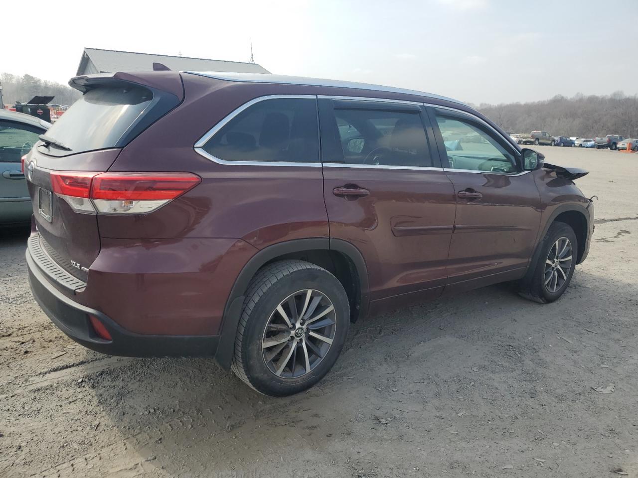 2017 Toyota Highlander VIN 5TDJZRFH4HS462890 Copart auction photo, front end / minor dent/scratches damage thumbnail 3