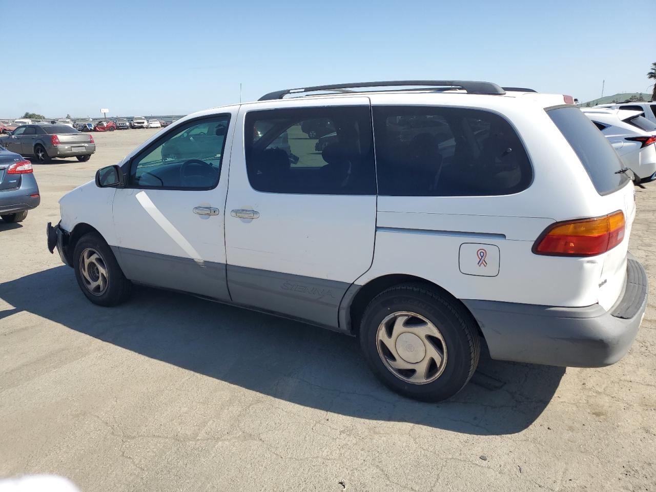 2000 Toyota Sienna VIN 4T3ZF13C8YU215361 Copart auction photo, front end damage thumbnail 2