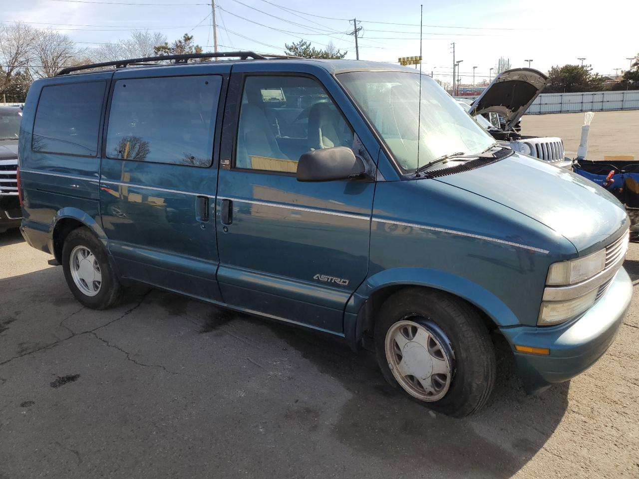 2000 Chevrolet Astro VIN 1GNDM19W3YB193609 Copart auction photo, front end / side damage thumbnail 4