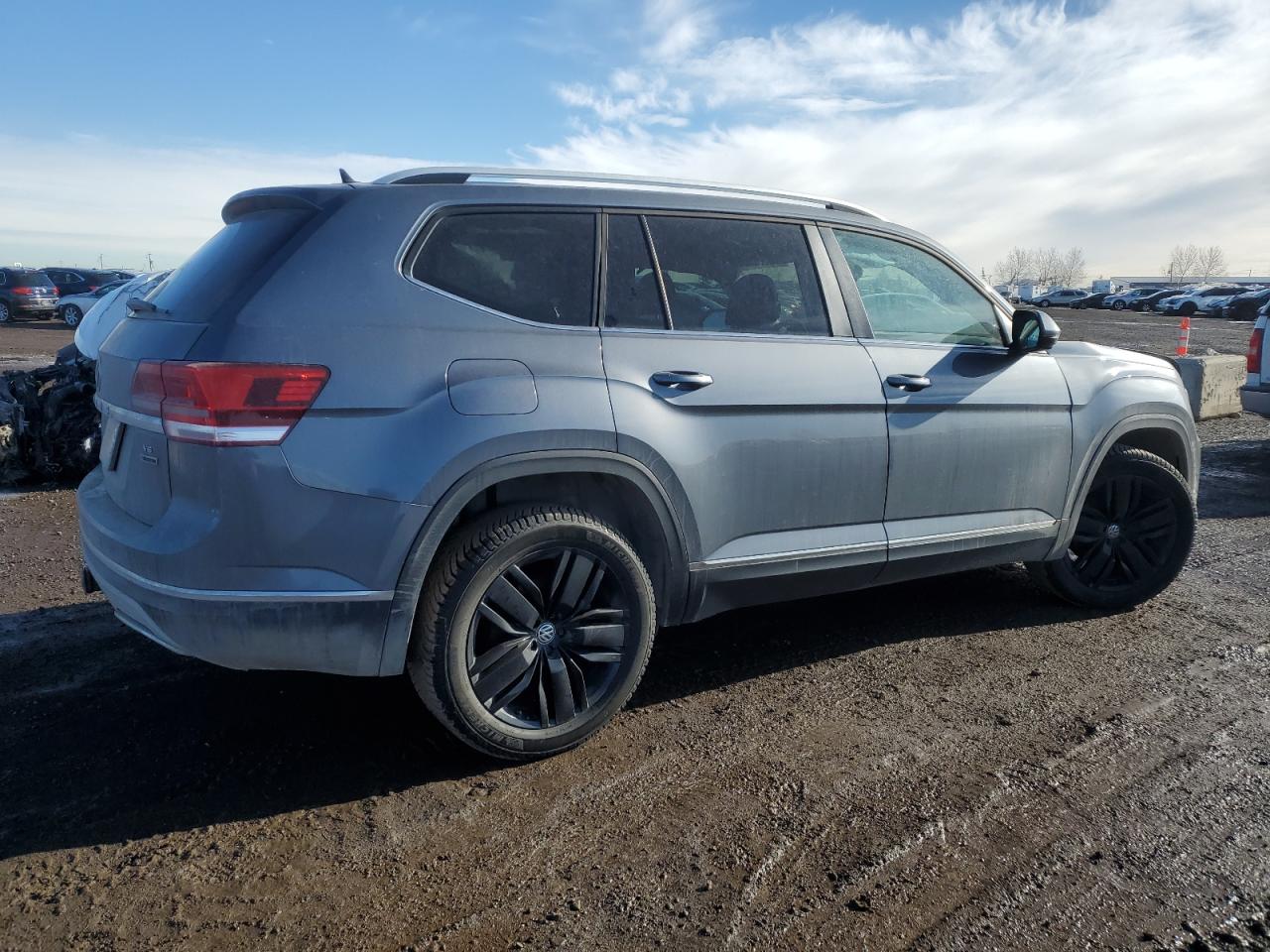 2018 Volkswagen Atlas VIN 1V2MR2CA0JC563085 Copart auction photo, front end / undercarriage damage thumbnail 3
