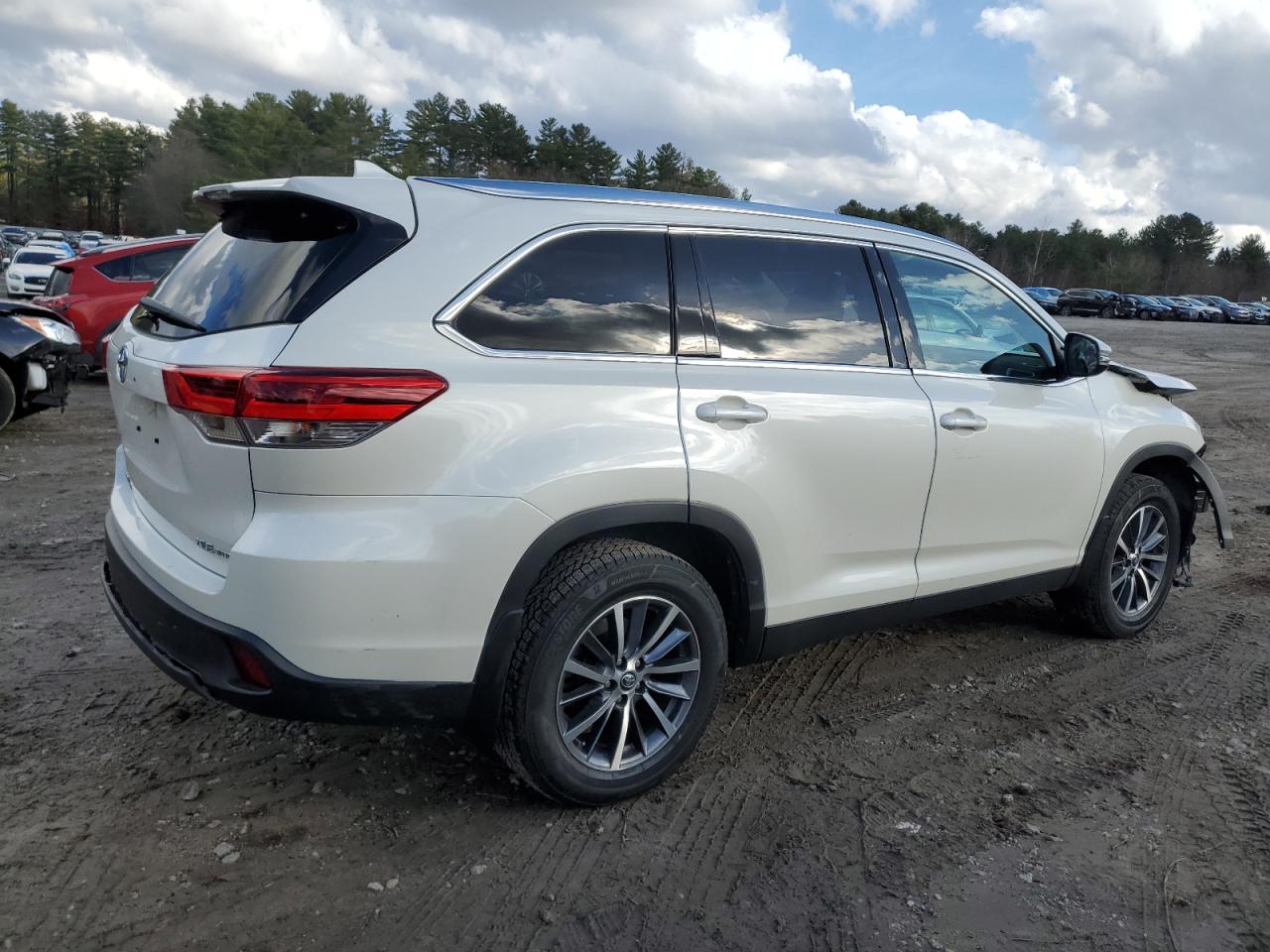 2019 Toyota Highlander VIN 5TDJZRFH0KS622349 Copart auction photo, front end / rear end damage thumbnail 3