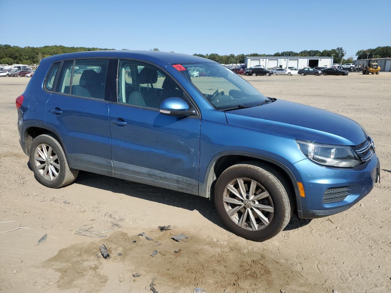 2017 Volkswagen Tiguan VIN WVGAV7AX6HK045465 Copart auction photo, front end / minor dent/scratches damage thumbnail 4