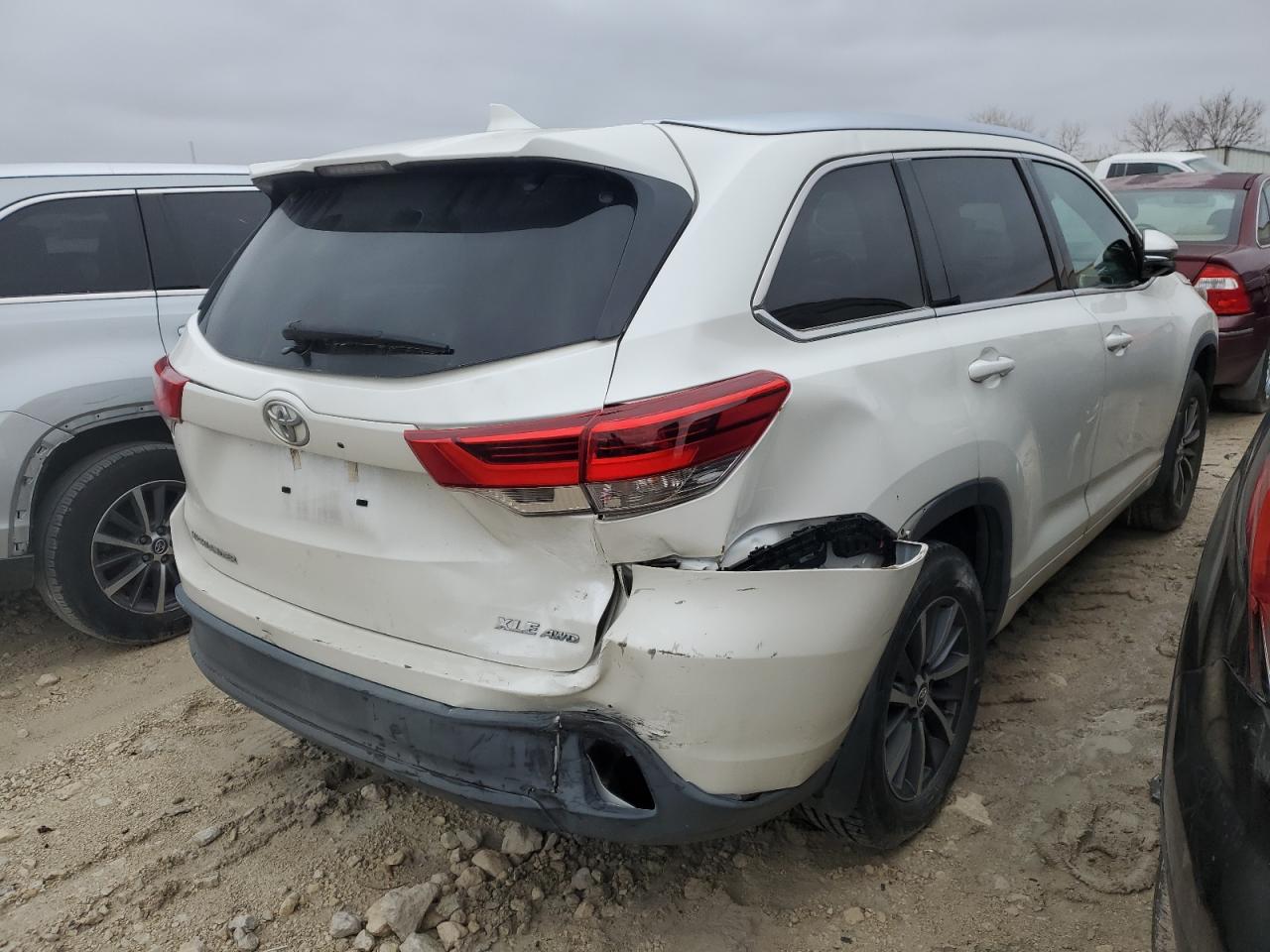 2018 Toyota Highlander VIN 5TDJZRFH4JS851776 Copart auction photo, rear end / minor dent/scratches damage thumbnail 3