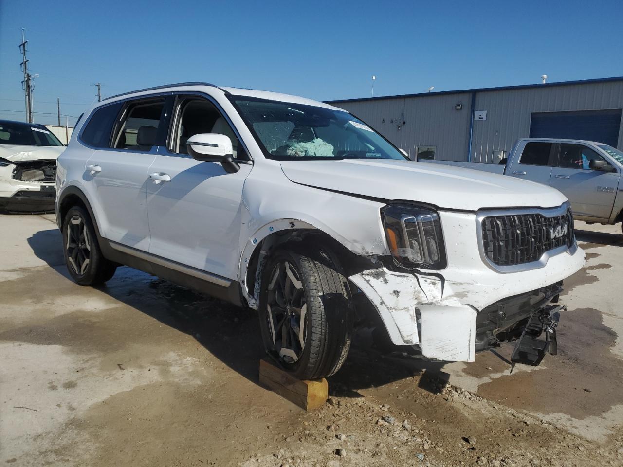 2024 KIA Telluride VIN 5XYP3DGCXRG413368 Copart auction photo, front end / minor dent/scratches damage thumbnail 4