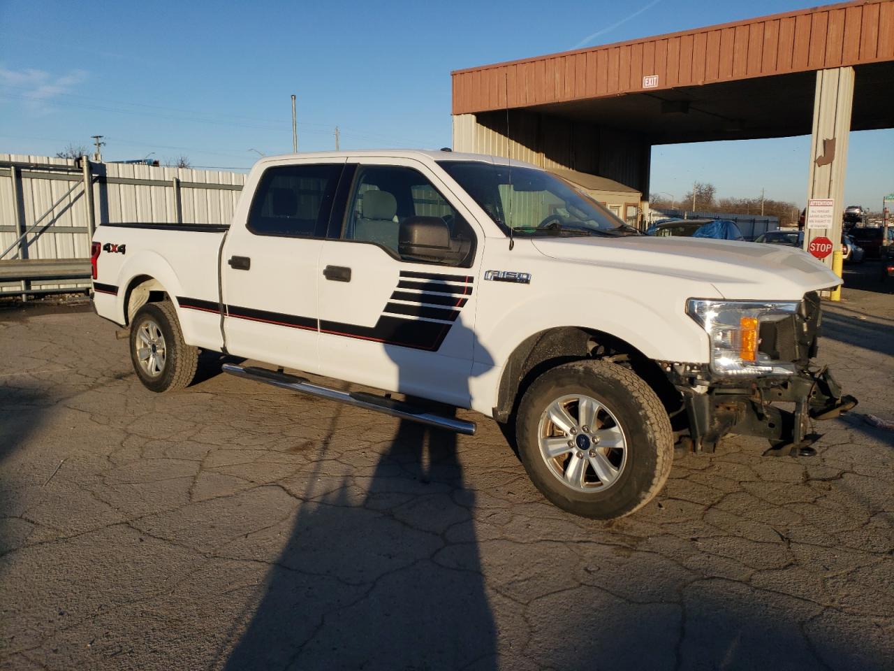 2018 Ford F-150 VIN 1FTFW1E53JFB60455 Copart auction photo, front end / side damage thumbnail 4