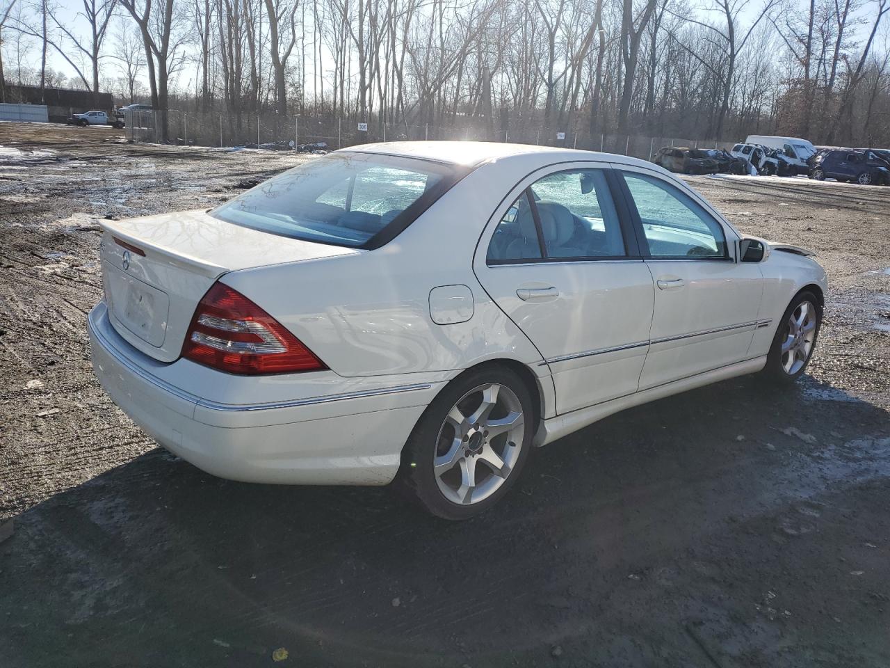 2007 Mercedes-Benz C-klasse VIN WDBRF52HX7F924795 Copart auction photo, front end damage thumbnail 3