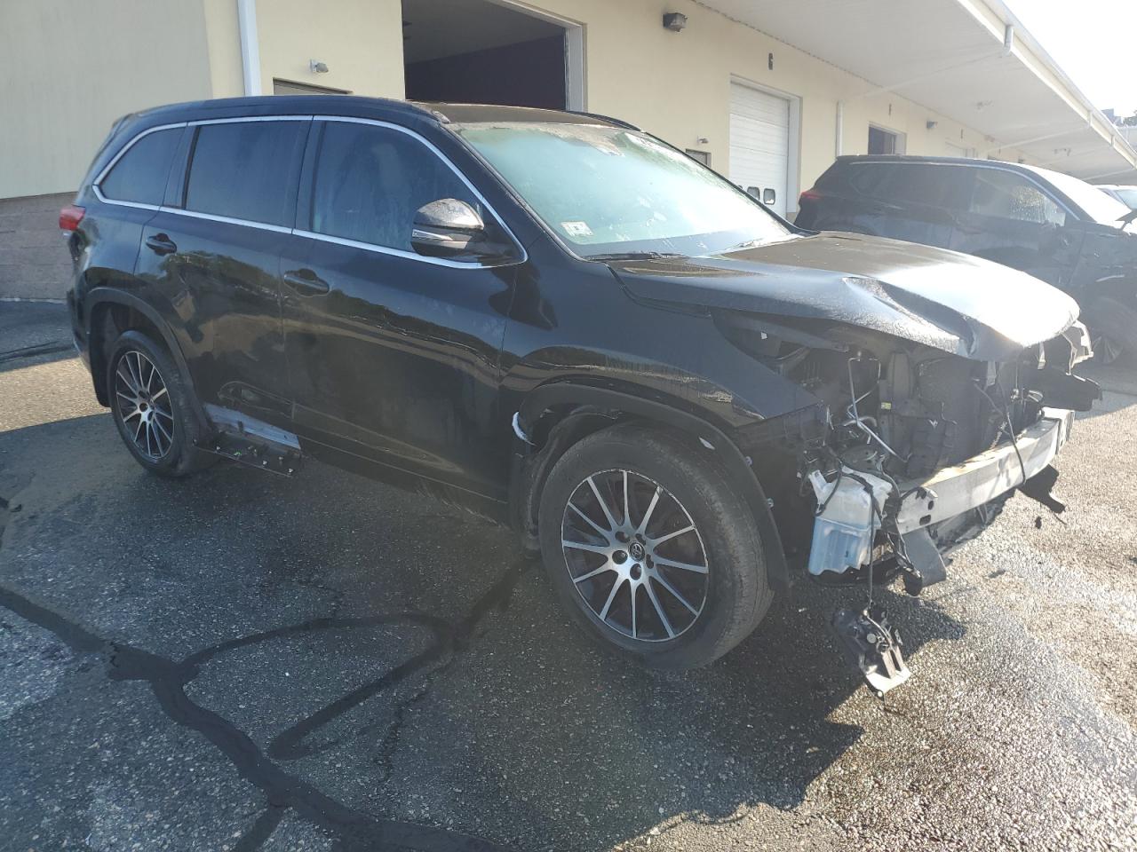 2018 Toyota Highlander VIN 5TDJZRFH6JS489529 Copart auction photo, front end / minor dent/scratches damage thumbnail 4