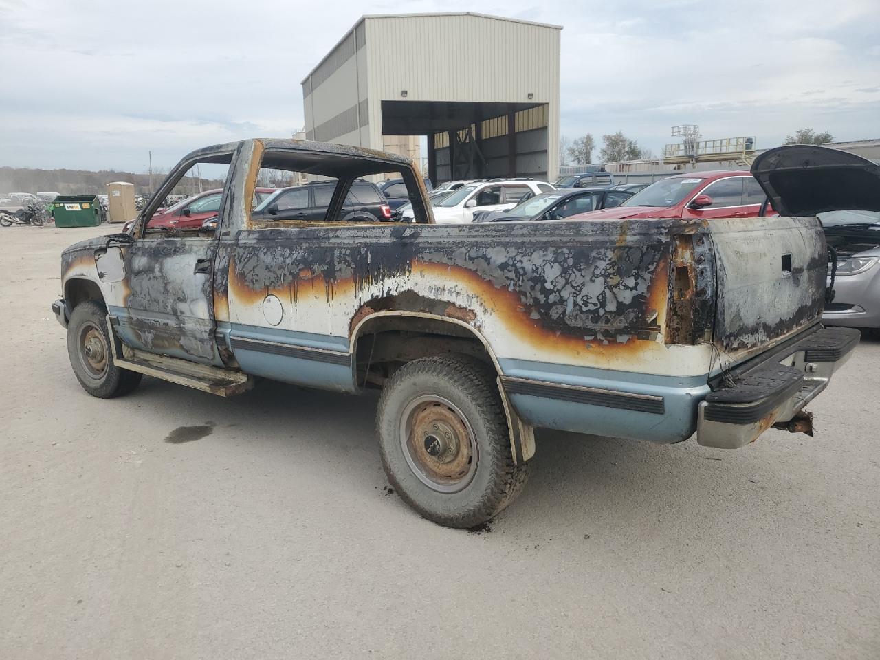 1989 Chevrolet GMT-400 VIN 1GCDK14K8KE105016 Copart auction photo, burn damage thumbnail 2